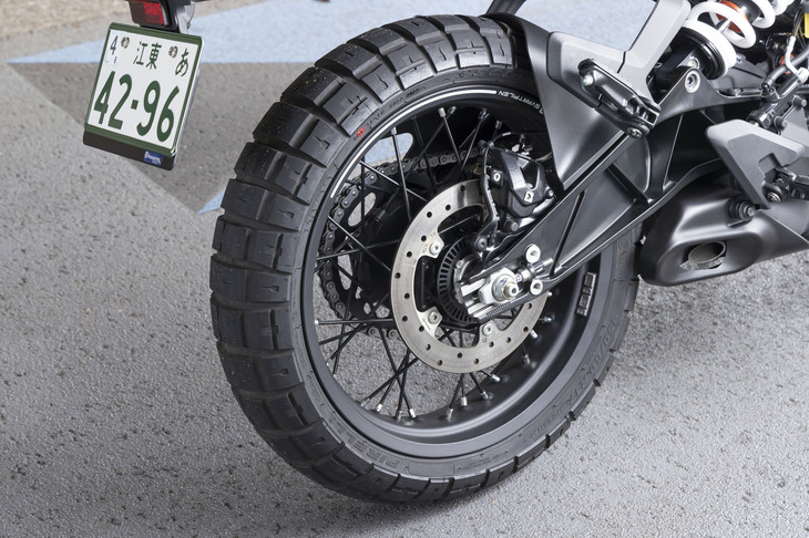 タイヤサイズは、前が110/70R17、後ろが150/60R17。オン／オフ両方の走行を想定したブロックパターンのツーリングタイヤ「ピレリ・スコーピオンラリーSTR」が装着されていた。