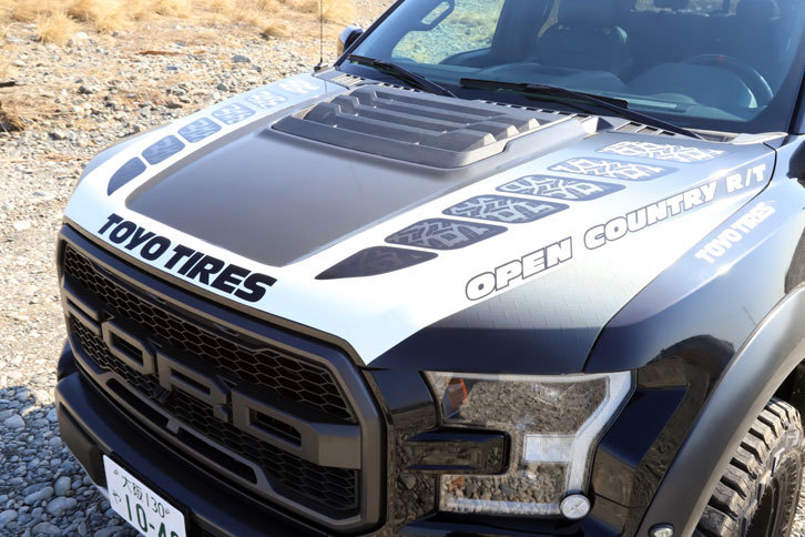 今回のテスト車はトーヨータイヤのデモカーだが、タイヤ以外にノーマル車からの変更点はない。派手なエアアウトレット（半分はダミーだが）が目を引くボンネットも純正のままだ。