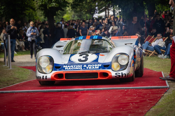 コンクールが行われたヴィラデステと、一般向けの展示会場であるヴィラエルバの間を、参加車両は自走で往復する。往年のレーシングカーが一般公道を走るさまは、迫力満点だ。