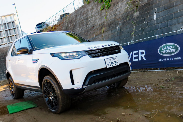 最後は人工池でランドローバー車の渡河性能を体験。車両は代わって「ランドローバー・ディスカバリー」だ。