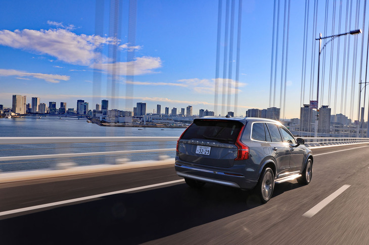 SUV専用設計タイヤならではの高いケース剛性は、「ALENZA LX100」と「ALENZA 001」に共通する特徴。高速道路をハイスピードで走行していても、車体がふらつきにくい。