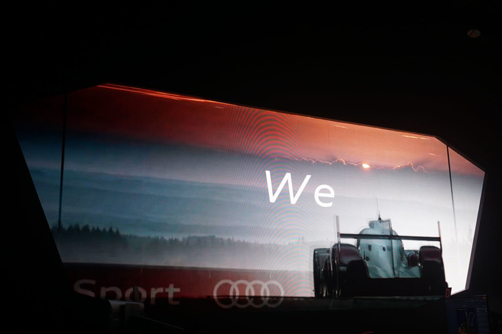 アウディのモータースポーツの栄光の歴史を紹介するムービー。WRCにおいて「クワトロ」で一時代を築いたことや、ルマン24時間でハイブリッド車で優勝した初のブランドであることなどが盛り込まれていた。