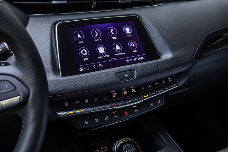 8インチの高精細タッチディスプレイに「キャデラックユーザーエクスペリエンス」と呼ばれる独自のインフォテインメントシステムを内蔵。SMS機能やApple CarPlay、Android Autoにも対応している。