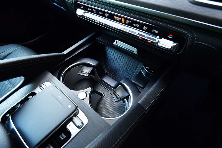 前席用のカップホルダーは温冷機能付き。その前方には、Qi規格に対応するスマートフォンの非接触充電が可能なトレーが備わる。