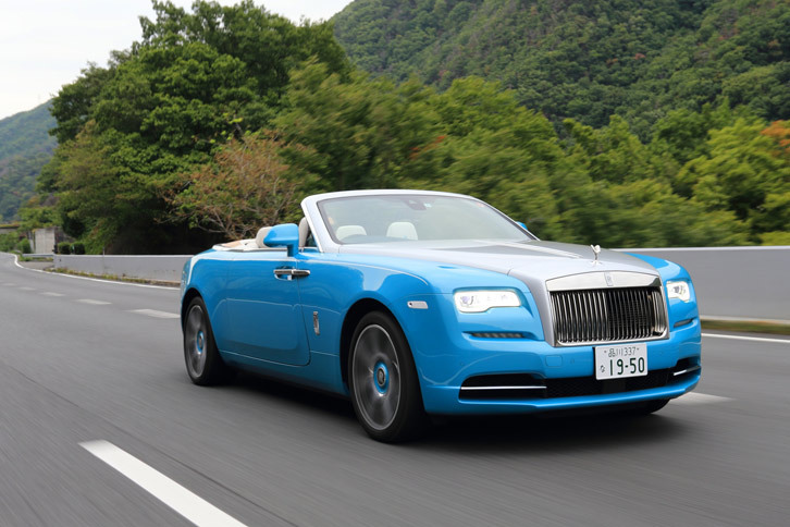 フロントのパルテノングリルや長大なボンネットなどにより、ひと目でロールス・ロイスとわかるエクステリア。同時にバンパーの厚みを増したり、グリルを奥まった位置に配したりと、各部に細かな調整を加えることで、ドロップヘッドクーペとして最適化されたスタイリングを実現している。