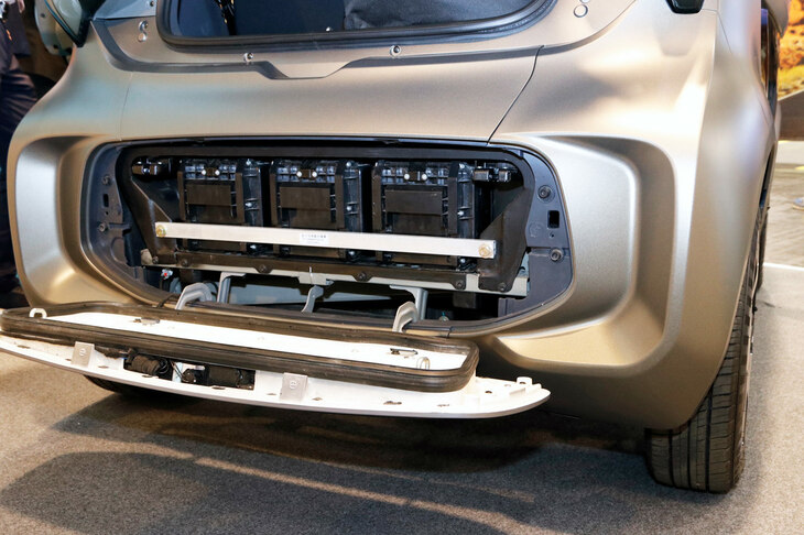 電池カートリッジ3本は、リアバンパー部を開けて交換する。前部の金属製バーを支える左右ボルトを毎回着脱しなくてはならないのは、要改良点だ。