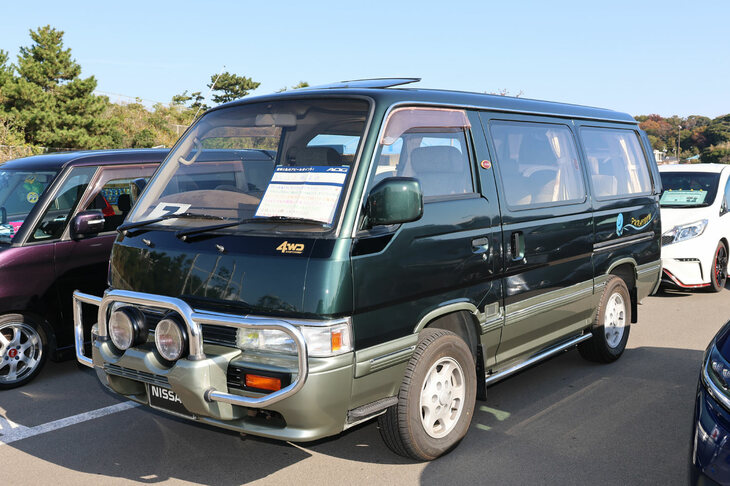 往年のRVブームのなかで生まれた「ホーミー」の特装車「フウライボウ」を発見。「キャラバン」じゃないのが、よりレアなところ。武骨だけど、グリルガード付きのフロントマスクがカッコいい。