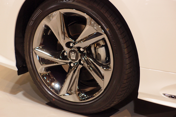 スパッタリング塗装が施された、「RS」仕様専用の18インチアルミホイール。