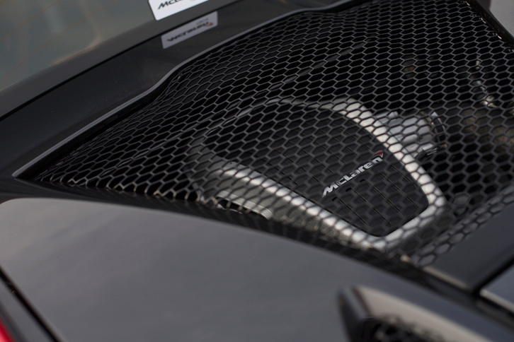 「540Cクーペ」の3.8リッターV8ツインターボエンジン。車名のとおり、540psの最高出力と540Nmの最大トルクを発生する。