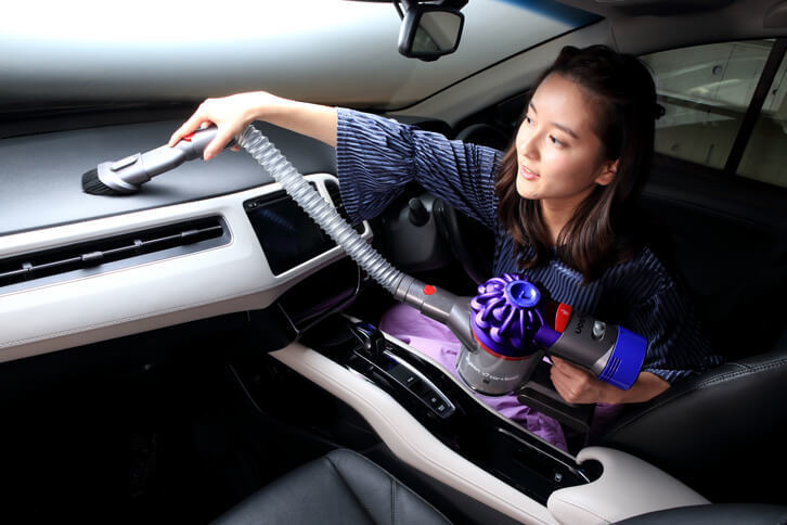 多彩なアタッチメントも特徴のひとつ。延長ホースを使えば、ダッシュボードの奥まで清掃できる。
