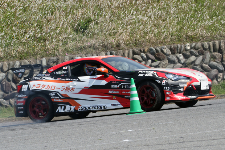 競技開始前、「BSカローラ栃木ALEX86（トヨタ86）」で模範走行を披露したゲストの西野洋平選手。全10戦で争われる本年度の全日本ジムカーナ選手権のPN3クラスで、開幕4連勝という圧倒的な強さを見せているドライバーだ。来場者を乗せての同乗走行も実施された。