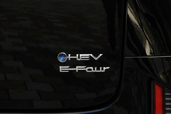 「ヴェルファイア」のパワーユニットは、2.4リッターターボエンジンと2.5リッター自然吸気エンジン＋ハイブリッドの2種類。ただし「エグゼクティブラウンジ」が設定されるのは後者のみとなる。