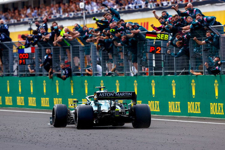 2位でチェッカードフラッグを受けたのはアストンマーティンのセバスチャン・ベッテル（写真）。予選10位からスタートの混乱に乗じて3位、そして2位まで駒を進めるも、喉から手が出るほど欲しかった表彰台の頂点には及ばなかった。しかもレース後、燃料サンプルを規定の1リッターぶん抽出できなかったとして失格処分に。チーム側はアピールする構えを見せており、その動向が注目されている。（Photo=Aston Martin）