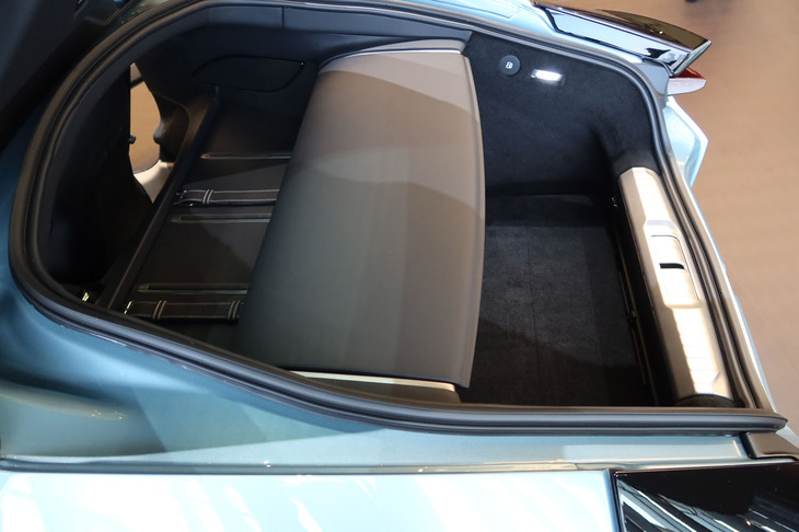 フェラーリ12チリンドリ（ラゲッジルーム）