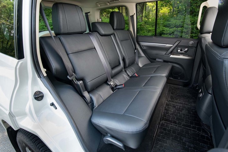 2列目シートは6：4分割で背もたれの角度調整が可能。スライド機構は備わらないものの、足元空間の広さはご覧の通り。