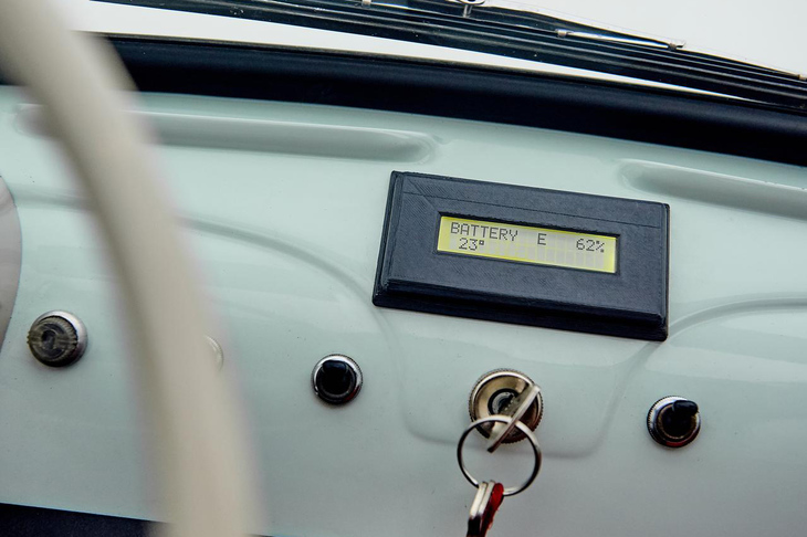 バッテリーの残量は、ダッシュボードのディスプレイで確認できる。