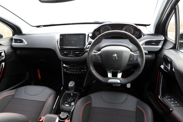 「プジョー2008」のインストゥルメントパネルまわり。メーターをステアリングホイールの上から視認する、ユニークなつくりとなっている。