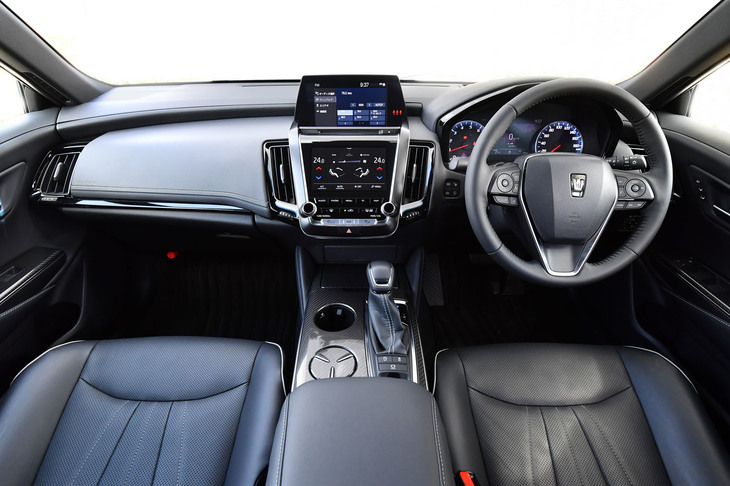 操作性を追求したという新型「クラウン」のコックピット周辺部。視界のよさも、大きなセリングポイントとなっている。