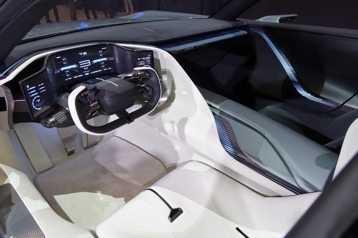 運転席と助手席とで、明確に空間がつくり分けられたインテリア。横長の異形ステアリングホイールなど、挑戦的な意匠が随所に見られる。