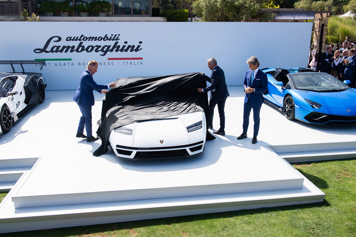 アンベールされる「ランボルギーニ・カウンタックLPI800-4」。