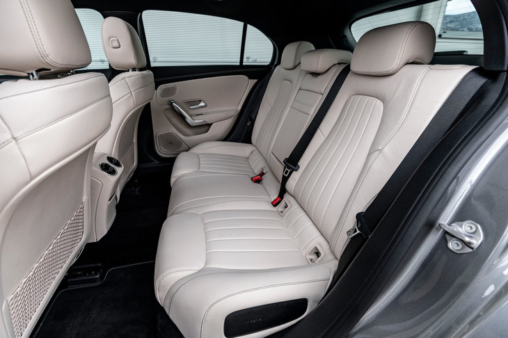 後席には、仕様に応じて6：4の2分割、もしくは4：2：4の3分割可倒機構が用意される。