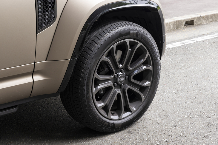 ワイドなフェンダー内に収められるのは275幅の22インチオールシーズンタイヤ。20インチのオフロードタイヤも選べる。