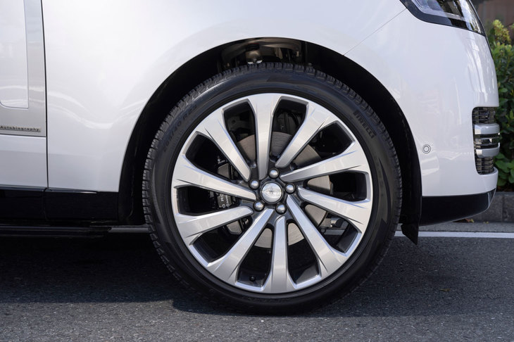 足まわりには、ツインバブルチューブダンパーを備えた電子制御エアサスペンションを標準装備。タイヤおよびホイールの仕様は豊富で、試乗車にはSVビスポークの手になる23インチアルミホイールと、285/40R23サイズのタイヤが装着されていた。