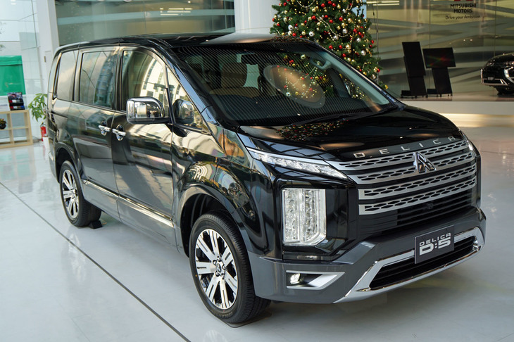 「デリカD：5」のフロントマスク。ヘッドランプは縦長の部分で、つり目の部分はポジションランプ。