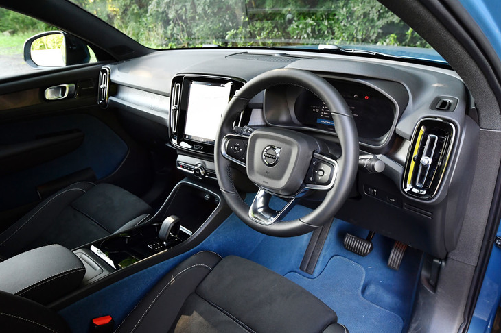 インテリアは、本革を使用しないレザーフリーデザインが採用される。今回の試乗車はチャコールをベースに、「フィヨルドブルー」のフロアカーペットとドアの内張りが組み合わされていた。