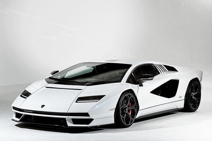 チーフデザイナーが目指したのはレトロなクルマをつくることではなく、21世紀の「カウンタック」を創造することだったという。その目標は、間違いなく達成できたといえるだろう。