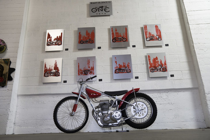 フラットトラックとは異なるイギリス生まれのオーバルレース、スピードウェイレースの専用マシン。チェコのバイクブランド、JAWA（ヤワ）製のものだ。スピードウェイレースはいまだに世界中で行われており、このマシンも参戦しているという