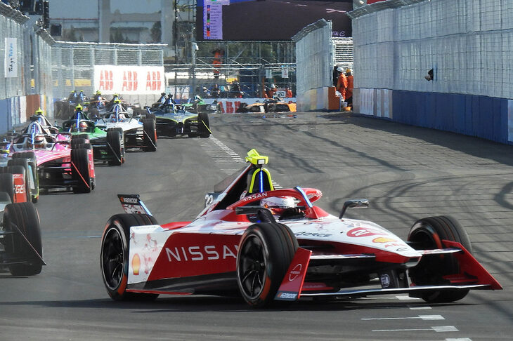 カメラマンではない記者が入れるエリアは限られていたので、写真がストレートエンドからのものに限られる点はご容赦を。レースをリードしたのはポールポジションからスタートした日産のオリバー・ローランド選手だ。
