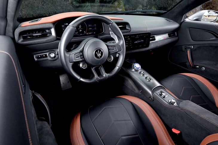 シンプルな造形ながら、レザーにアルカンターラ、カーボンファイバーなど高価な素材が多用されるインテリア。量産車として初めて、Sonus Faber（ソナス・ファベール）のオーディオシステムが楽しめるようになった。