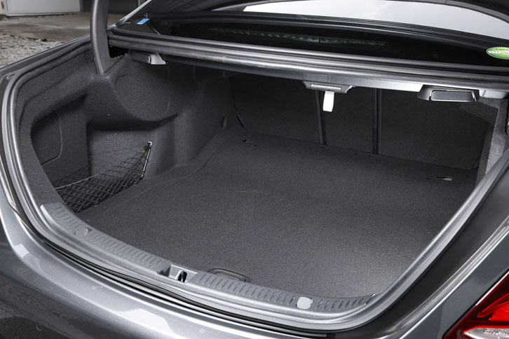 大きな開口部を持つトランクルームの容量は、標準で540リッター。後席を前方に倒すことで、さらに拡大できる。