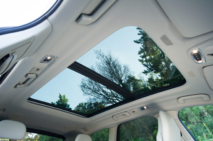 チルトアップ機構付きの電動パノラマガラスサンルーフは、モデルによりオプションまたは標準で用意される。