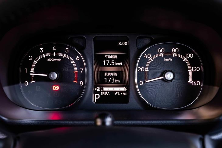 メーターまわりは、黒基調のパネルの色こそ「セオリー」専用だが、その他の点はセオリーと「ストライプス」でちがいはない。下位グレードの「X」のみ、両モデル共通で単眼メーター（速度計とインフォメーションディスプレイの組み合わせ）が装備される。