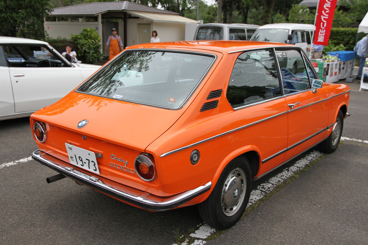 1973年「BMW 2000ツーリング」。「マルニ」の愛称で呼ばれる2ドアセダンの「2002」にテールゲートを設けた3ドアハッチバックで、1971年にデビュー。ツーリングの名称は現在もBMWのワゴンに使われているが、元祖はこれ。