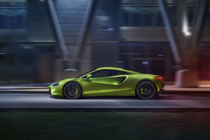 ひと目でマクラーレン車だと分かる特徴的なエクステリアデザインが採用された「アルトゥーラ」。ボディーサイズは全長×全幅×全高＝4539×1913×1193mm、ホイールベースは2640mmと発表されている。