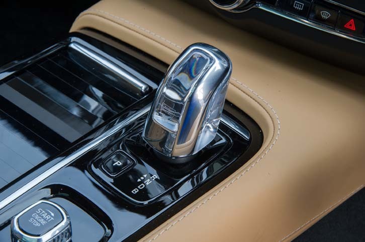 トランスミッションは8段ATを採用する。orrefors社製のクリスタルシフトノブは、「V90 T8 Twin Engine AWD インスクリプション」の専用装備。