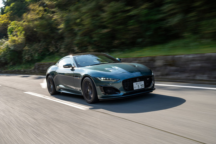 フロントに積まれる5リッターV8スーパーチャージドエンジンは最高出力575PSを発生。ジャガーのロードカー史上最高のスペックを誇る。