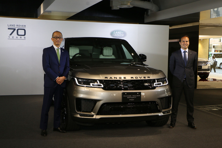 「ランドローバー・レンジローバー スポーツ（PHEV）」と、ジャガー・ランドローバー・ジャパンのマグナス・ハンソン社長（右）およびマーケティング・広報部ディレクターの若林敬一氏（左）。