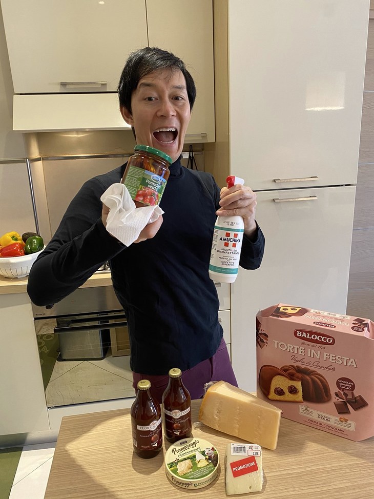 スーパーで購入してきた商品にイタリアで最もポピュラーな除菌スプレー「アムキーナ」を噴射する筆者。2020年4月7日撮影。