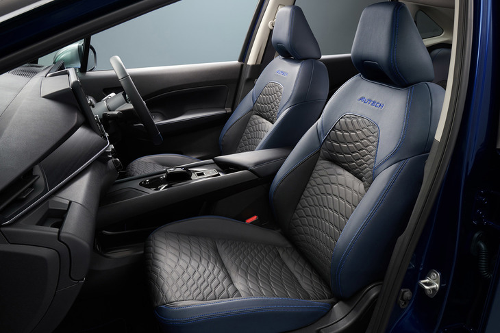 専用デザインのグリルに、メタル調の外装パーツ、切削光輝加工のホイール、青／黒のコンビレザーシートと本革巻きステアリングホイール……と、「ノートAUTECH」の専用装備は多岐にわたる。