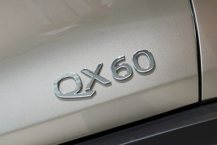インフィニティQX60（「QX60」のロゴ）