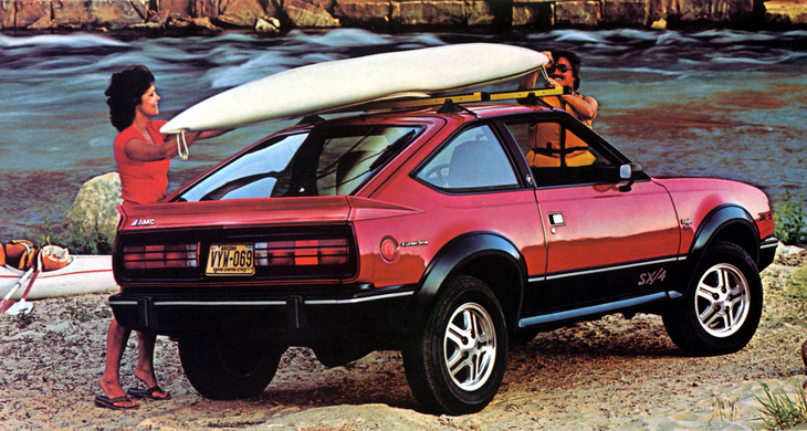 1981年「AMCイーグルSX4」。FRサブコンパクトの「スピリット」をフルタイム4WD化した「シリーズ50」の3ドアクーペ。パワーユニットは「シリーズ30」と共通の2.5リッター直4または4.2リッター直6。