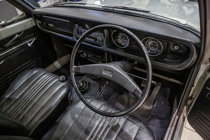 「スバルff-1 1300Gバン4WD」のインストゥルメントパネル。速度計を左に、燃料計と水温計を右に配置する。4段MTのシフトレバー奥にFWD／4WDの駆動方式を切り替えるレバーが備わる。