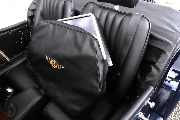 標準装備のサイドスクリーンは脱着が可能で、使用しない際には、専用に製作されたレザー製のソフトケースにしまっておける。