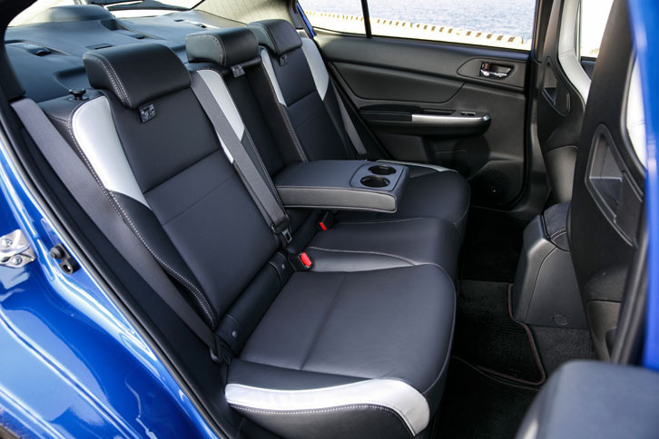 リアシート。フロントと同様、サイドにはシルバーのアクセントカラーが添えられる。