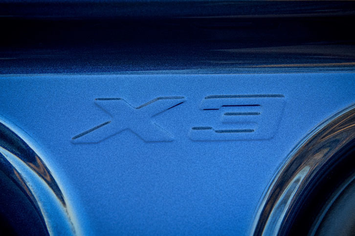 ボディーの随所に「X3」や「X」のロゴがアクセントとして配される。写真はBピラーの刻印。
