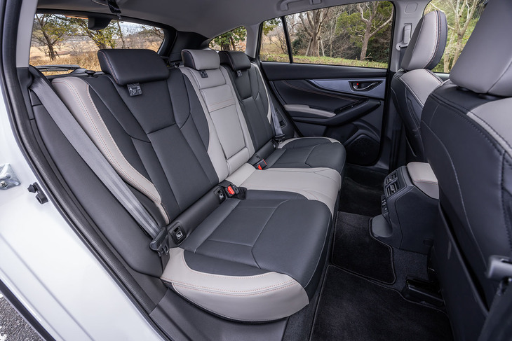 リアシートの背もたれには5段階のリクライニング機構と、荷室のスイッチを用いてワンタッチで前方に倒せる40：20：40の分割可倒機構が組み込まれている。